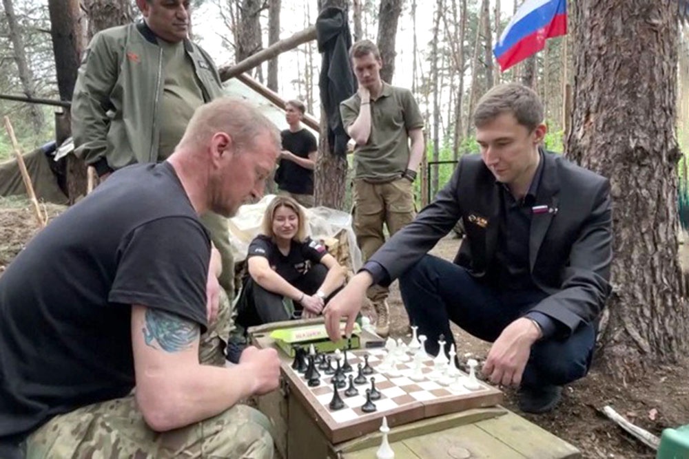Сергей Карякин (справа) турнир устроил по-простому, на снарядном ящике.